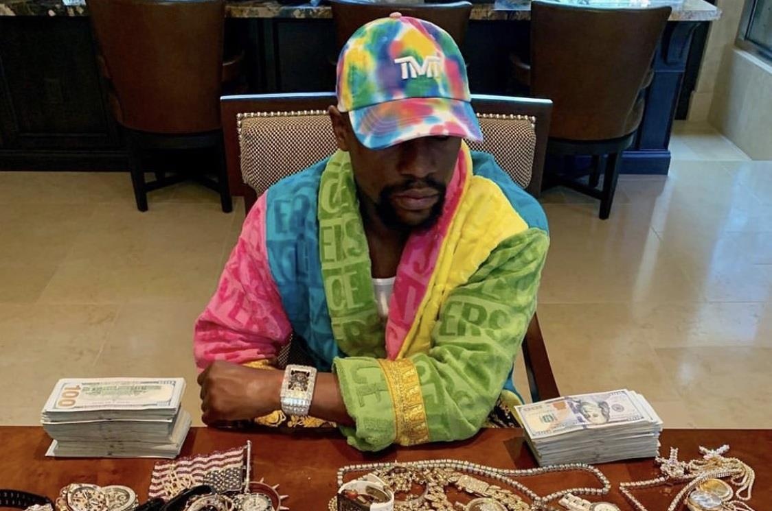 Mayweather khoe cua, hua tang 10.000 USD cho nguoi ham mo hinh anh