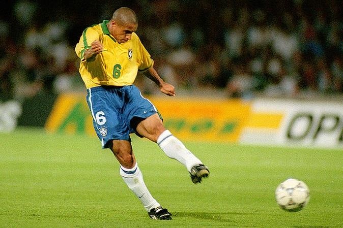 Roberto Carlos tai hien cu sut phat 'qua chuoi' o tuoi 46 hinh anh