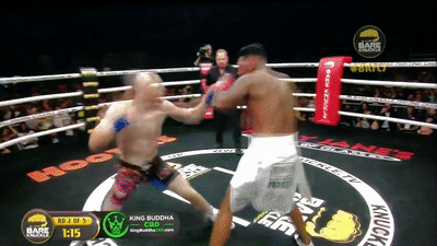 Vo si My tung cu dam khien doi thu nga tu do hinh anh