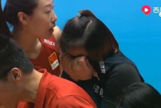 Nu VDV bong chuyen om mat khoc vi khien dong doi nam cang roi san hinh anh