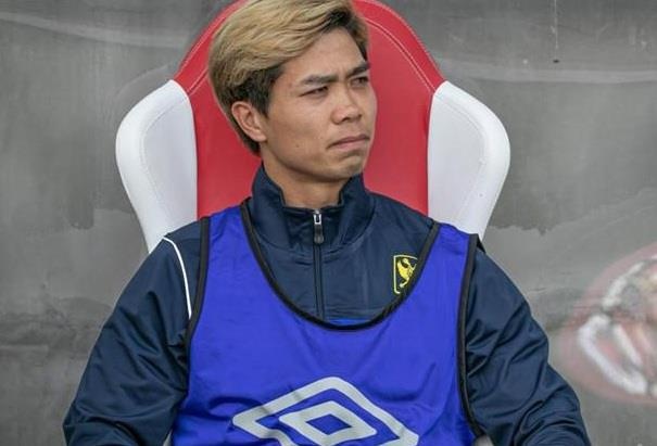 Xe no lop khien tran dau cua Sint-Truidense bi hoan 30 phut hinh anh