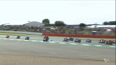 Xe dua boc chay sau tai nan tai British MotoGP hinh anh