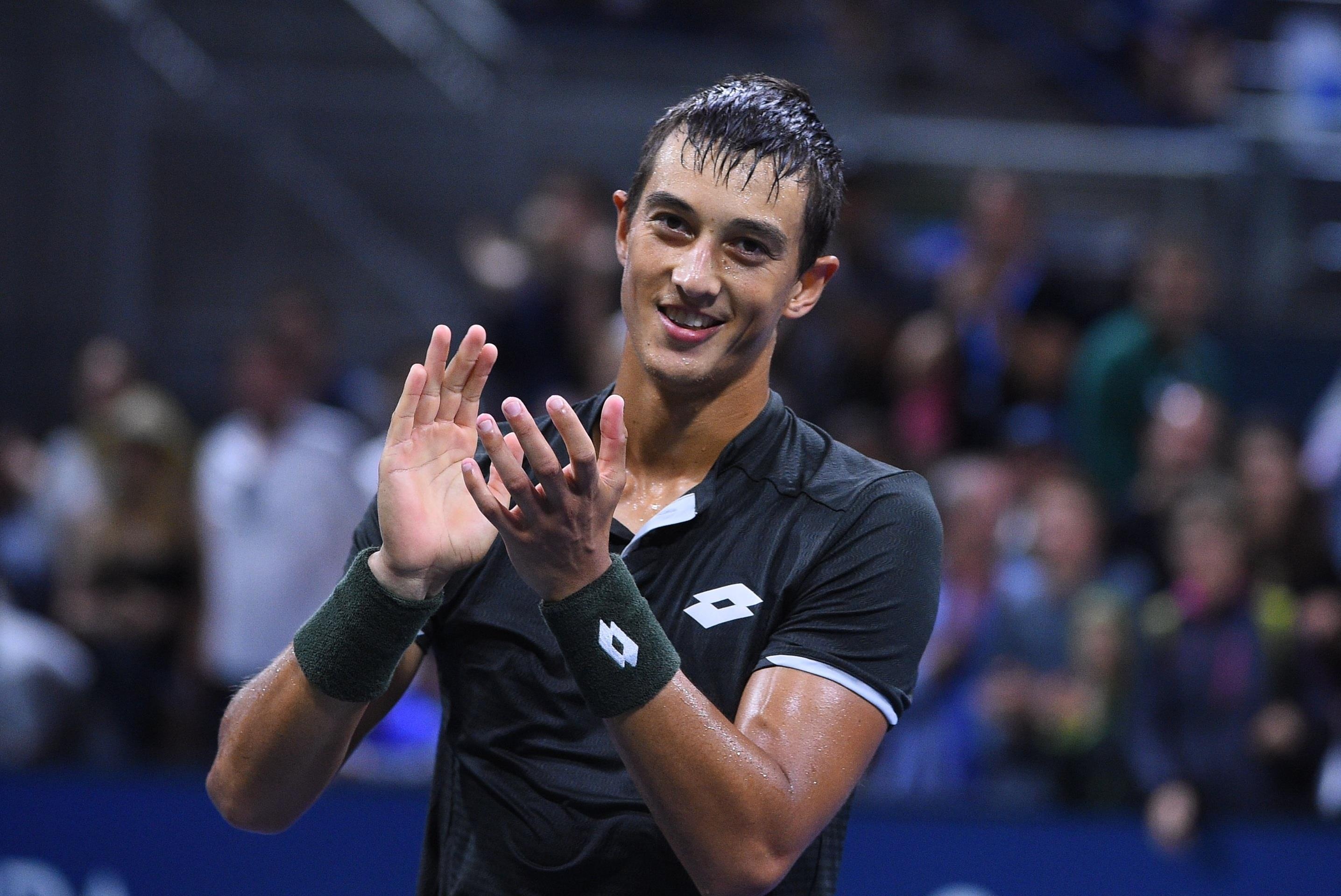 Tay vot goc Viet thua Kyrgios tai vong 2 US Open hinh anh