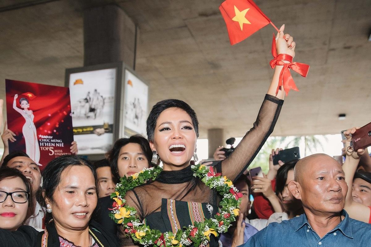 Hoa hau H'Hen Nie la dai su cuoc thi thiet ke logo SEA Games 2021 hinh anh