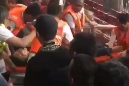 CDV Malaysia bat tinh sau khi bi tan cong o Indonesia hinh anh