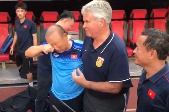 HLV Park Hang-seo roi le khi gap lai Hiddink hinh anh