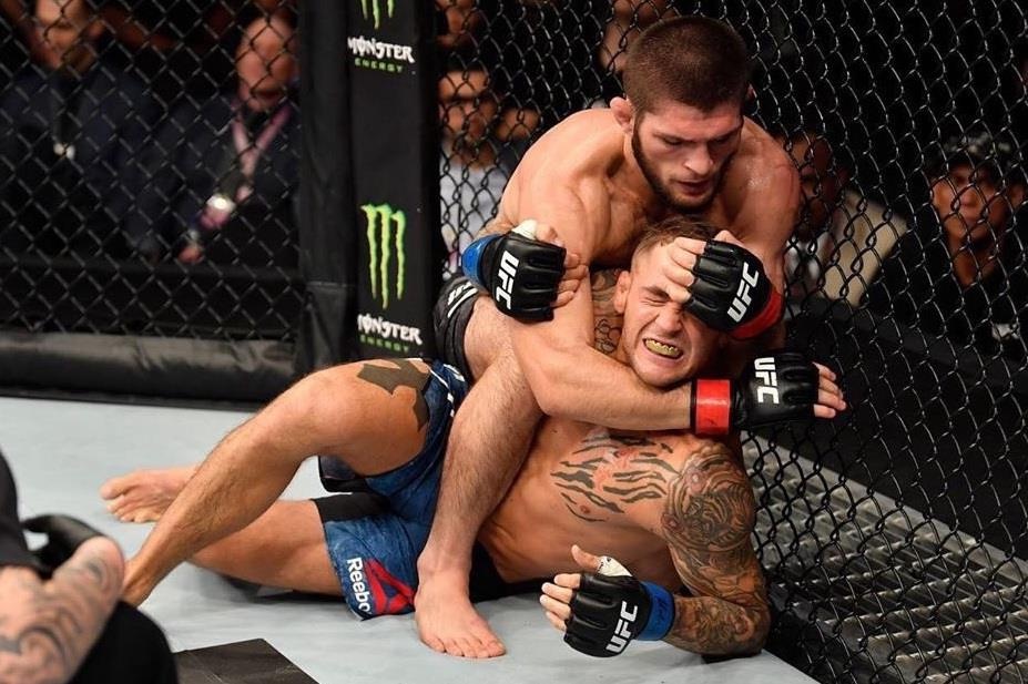 Khabib thang Poirier bang don siet co sau hinh anh