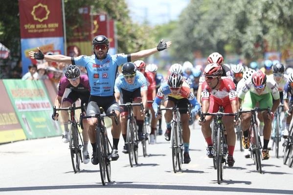 Loic Desriac gianh ao vang chung cuoc giai xe dap VTV Cup hinh anh