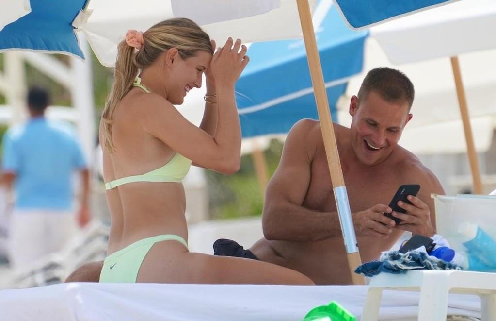 Bouchard khoa moi ban trai anh 4