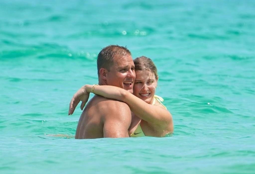 Bouchard khoa moi ban trai anh 8