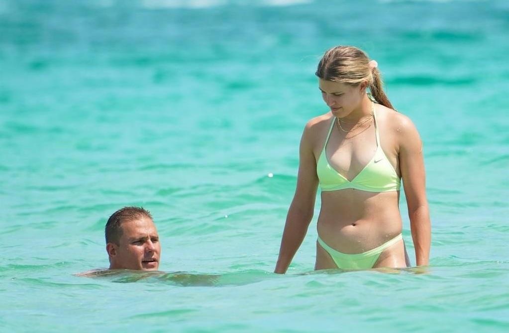 Bouchard khoa moi ban trai anh 2