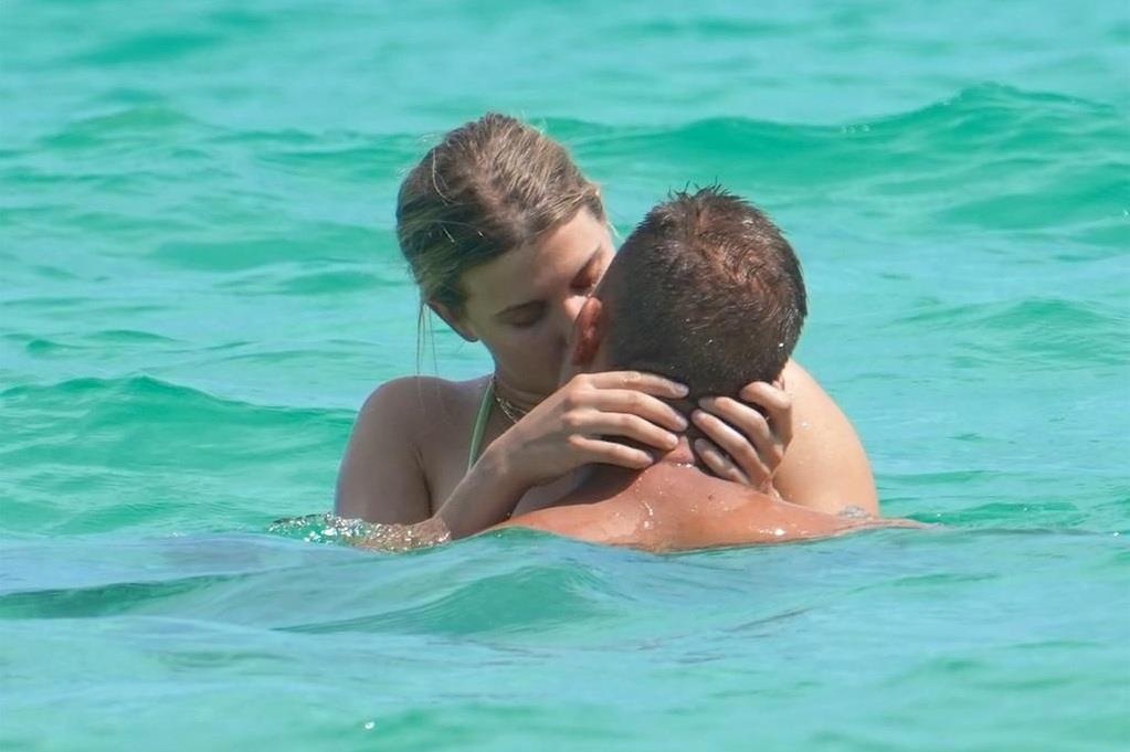 Hoa khoi quan vot Bouchard khoa moi ban trai tren bien Miami hinh anh