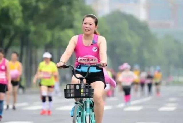 2 VDV Trung Quoc bi phat nang vi dap xe o giai marathon hinh anh