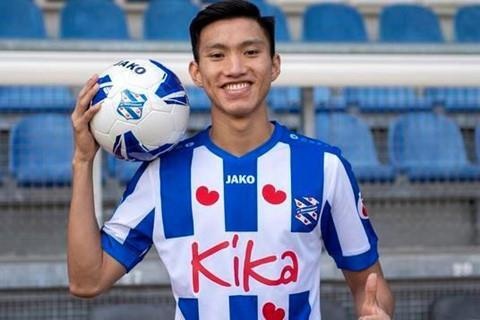 Van Hau gui loi chuc Heerenveen dau Ajax bang tieng Ha Lan hinh anh