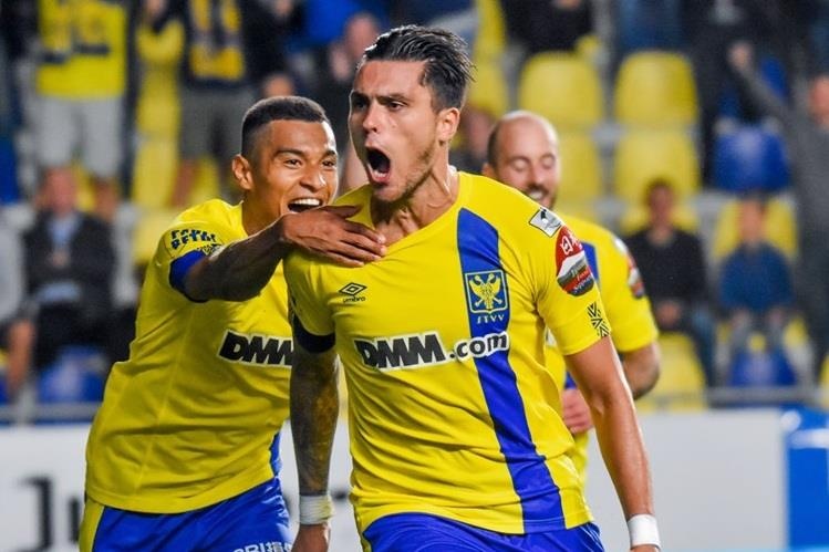 Sint-Truidense cam hoa doi cuoi bang nho ban go o phut 90+5 hinh anh