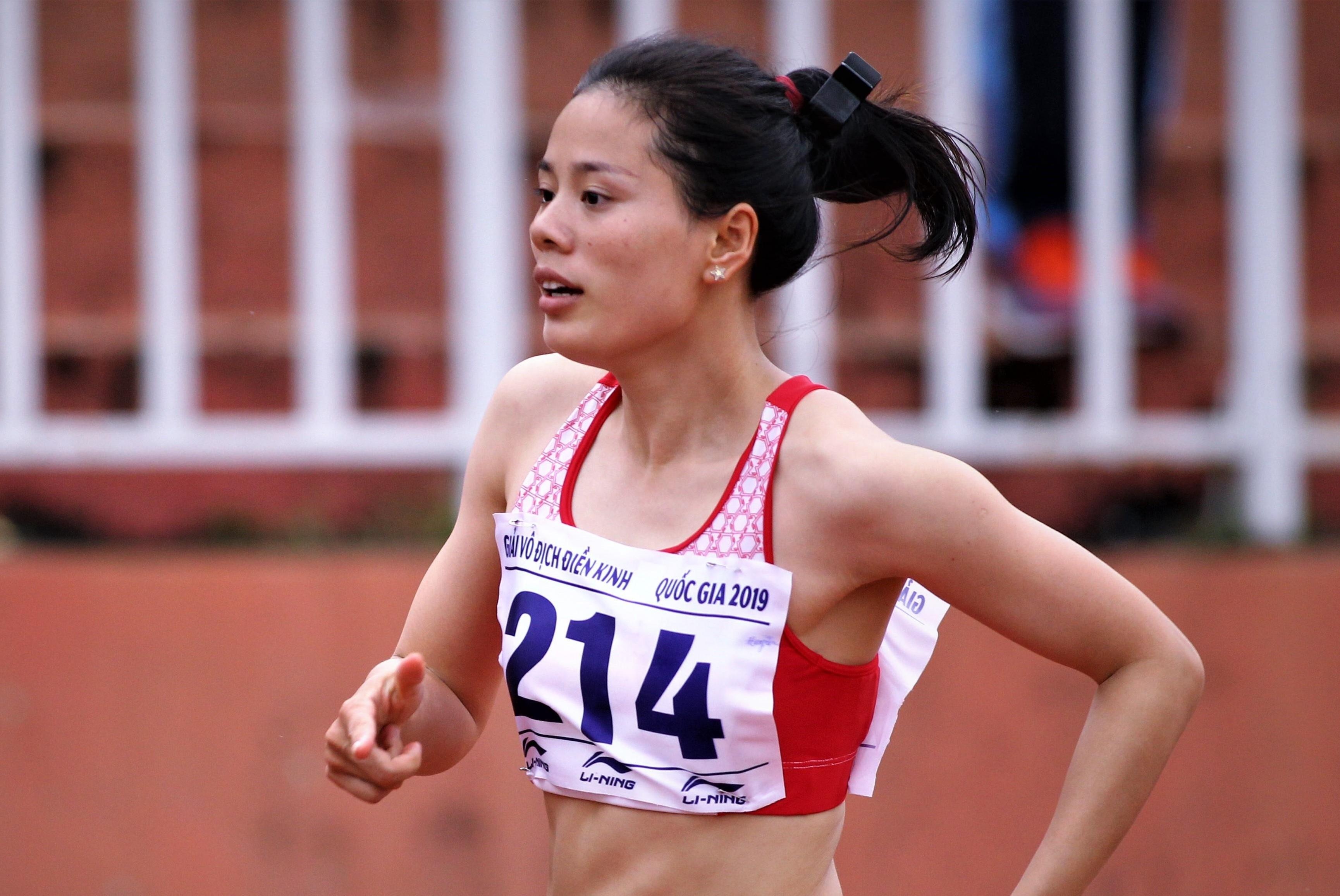 Nguyen Thi Huyen tro lai an tuong tu mon qua cua thay hinh anh