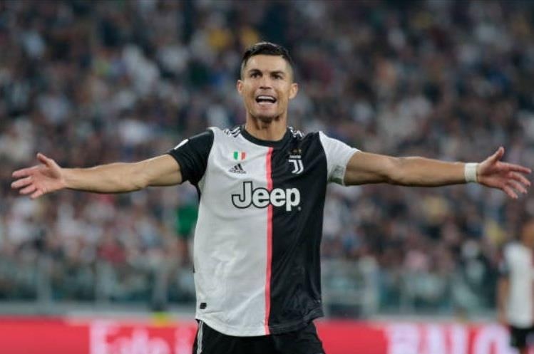 Ronaldo bo lo nhieu co hoi trong ngay lap ky luc hinh anh