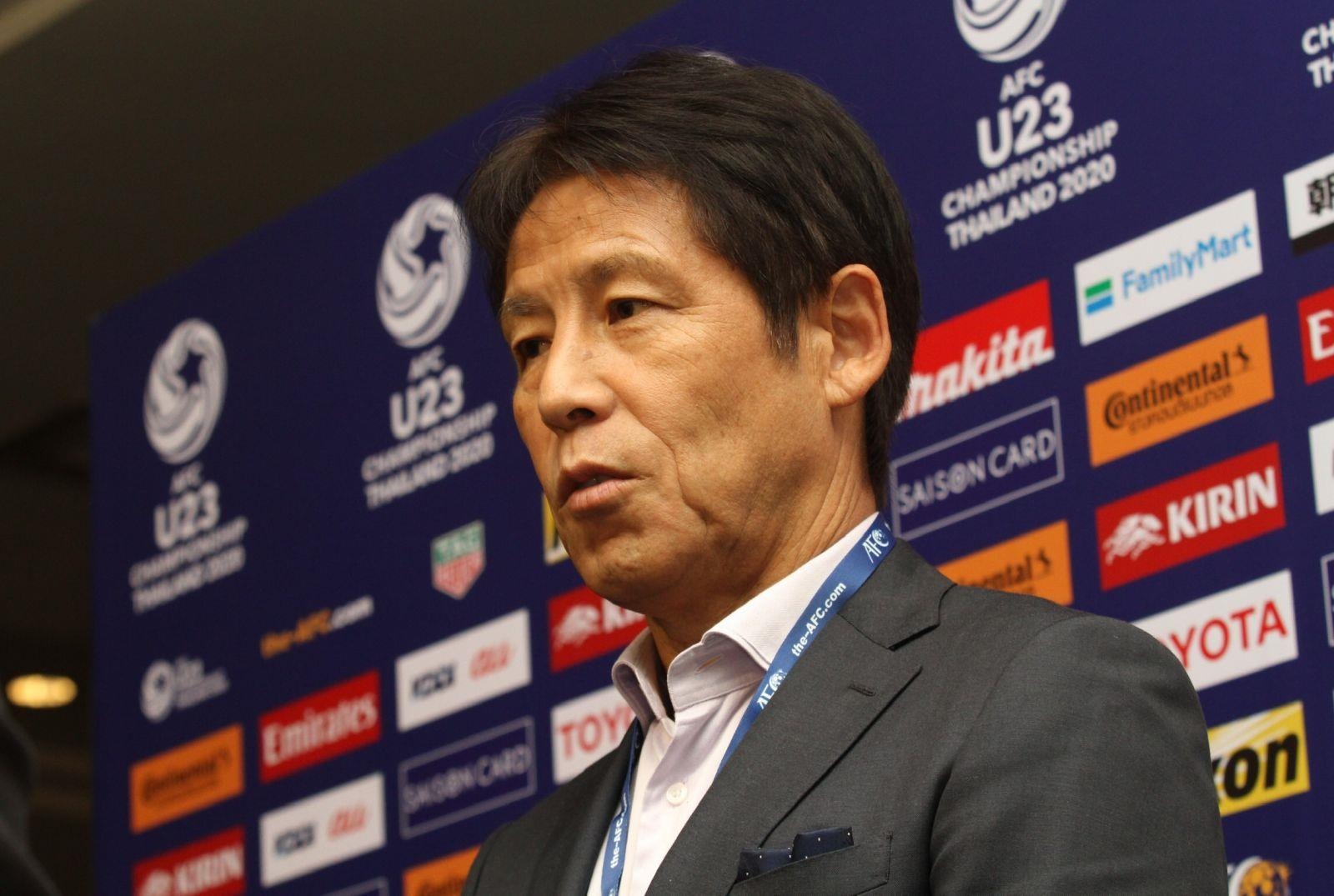 HLV Nishino: 'O tuoi duoi 23, khong doi nao qua noi troi' hinh anh