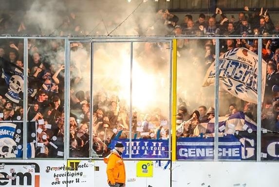 Canh sat yeu cau dung tran dau cua Sint-Truidense o phut 88 hinh anh