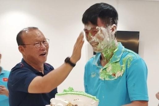 Thay Park tret banh mung sinh nhat Bui Tien Dung hinh anh
