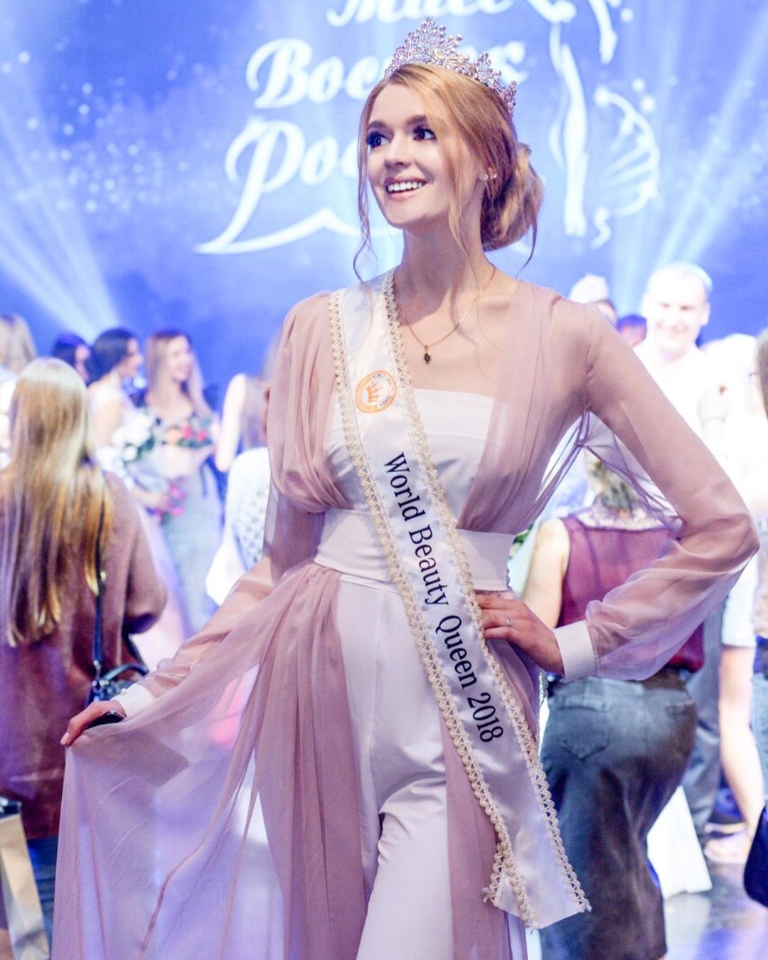 VDV bong chuyen thi hoa hau anh 7