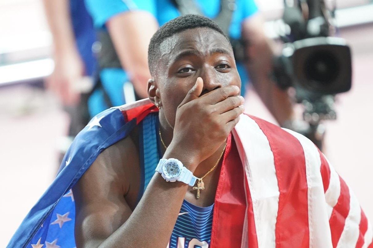 Holloway oa khoc khi di vao lich su chay 110 m rao nam hinh anh