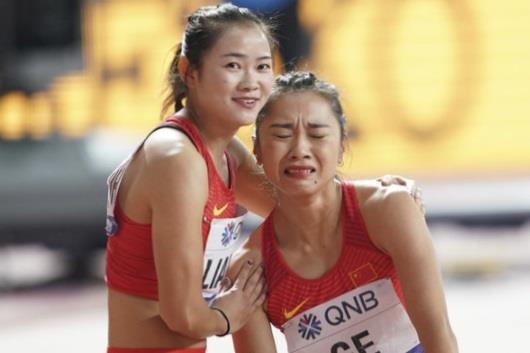 Nu VDV Trung Quoc oa khoc vi pham loi o giai dien kinh the gioi hinh anh