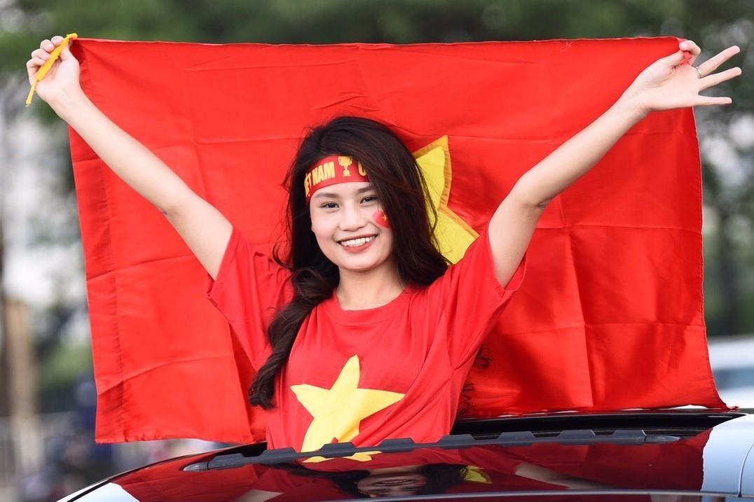 CDV xinh dep tiep lua tran Viet Nam dau Malaysia hinh anh