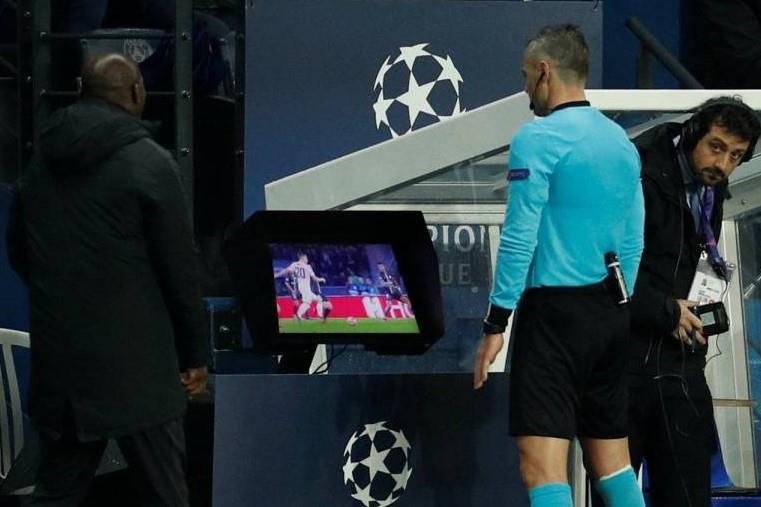 Serie A muon dung VAR de ngan chan nan phan biet chung toc hinh anh