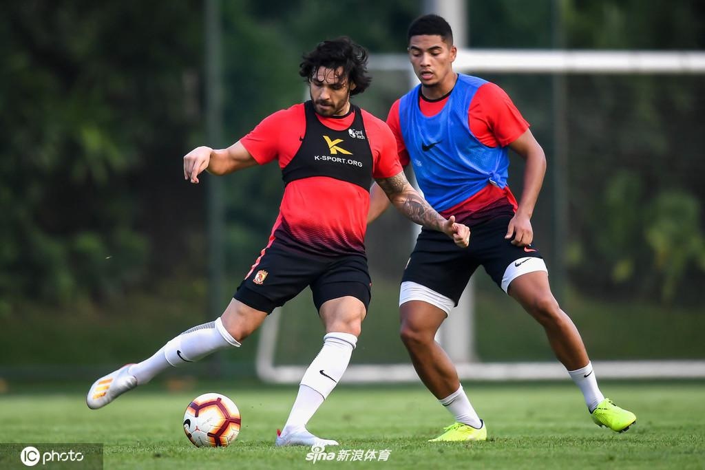 Trung Quoc nhap tich them 4 cau thu anh 1