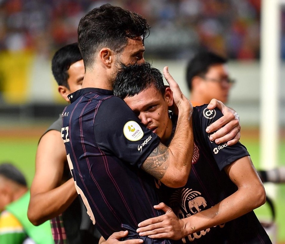 Supachai khoc vi mat chuc vo dich anh 1