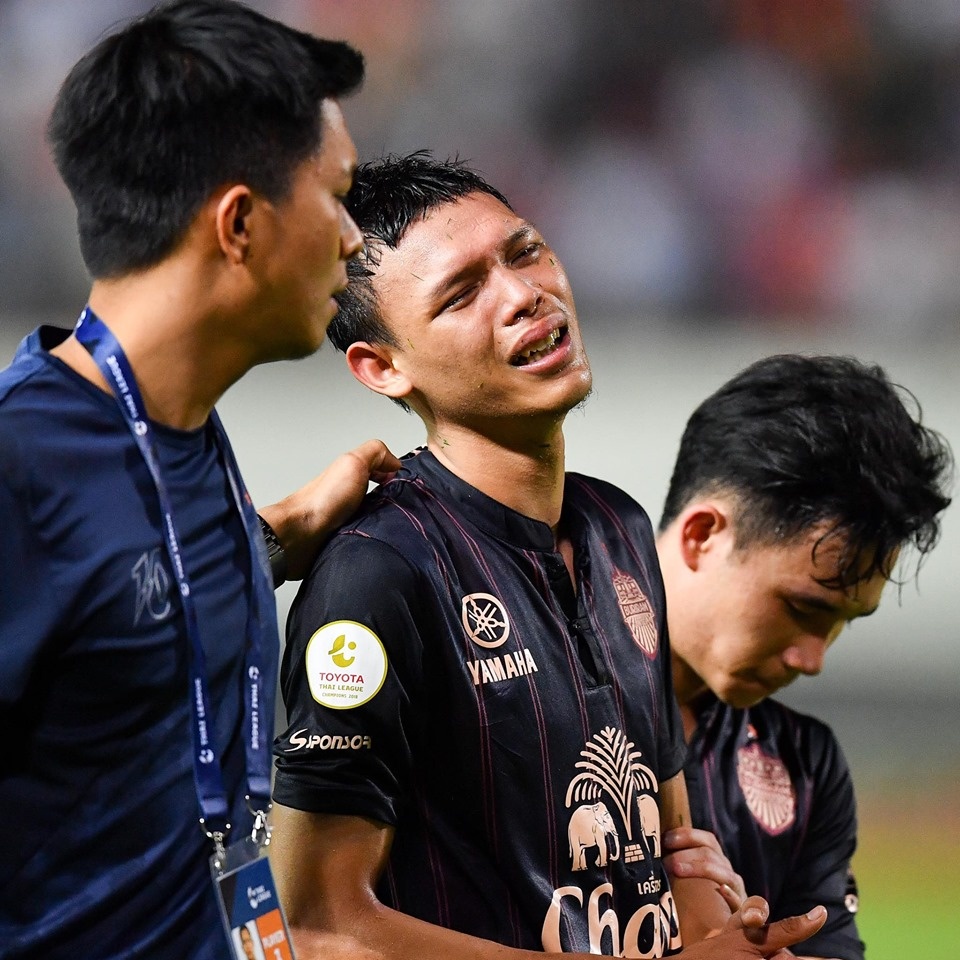 Supachai khoc vi mat chuc vo dich anh 7