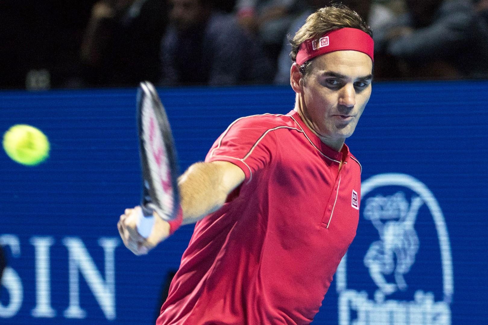Federer len luoi tinh te, ha guc Tsitsipas o ban ket Basel Open hinh anh