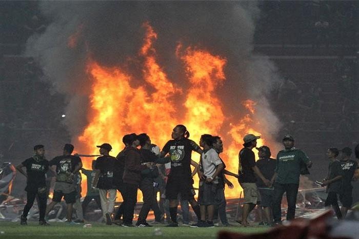 CDV Indonesia gay bao loan vi doi thua tran dau tren san nha hinh anh