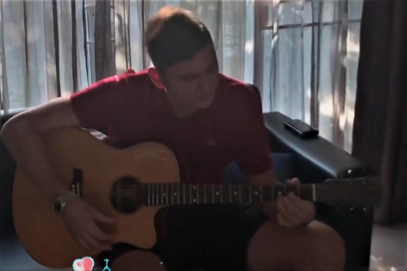 Thu mon Van Lam tro tai danh ghita hinh anh