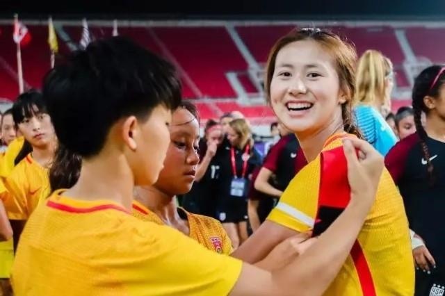 Dung son va den muon, cuu doi truong U19 Trung Quoc bi cam thi dau hinh anh