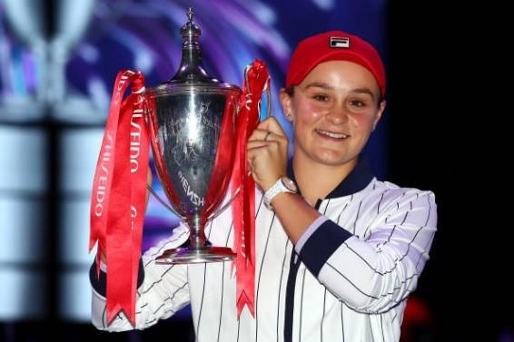 Ashleigh Barty lan dau vo dich WTA Finals hinh anh