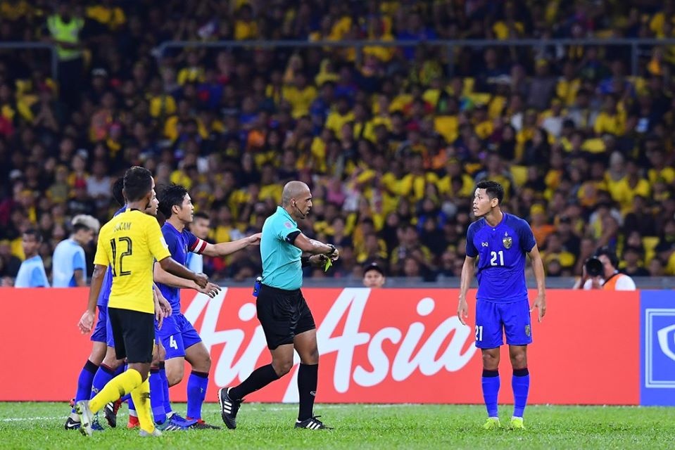 CĐV Thái Lan lo lắng trọng tài ảnh 1 CDV Thai Lan lo lang trong tai anh 1