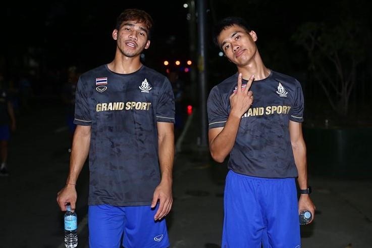 U22 Thai Lan tu bo tien mua nuoc ve uong hinh anh