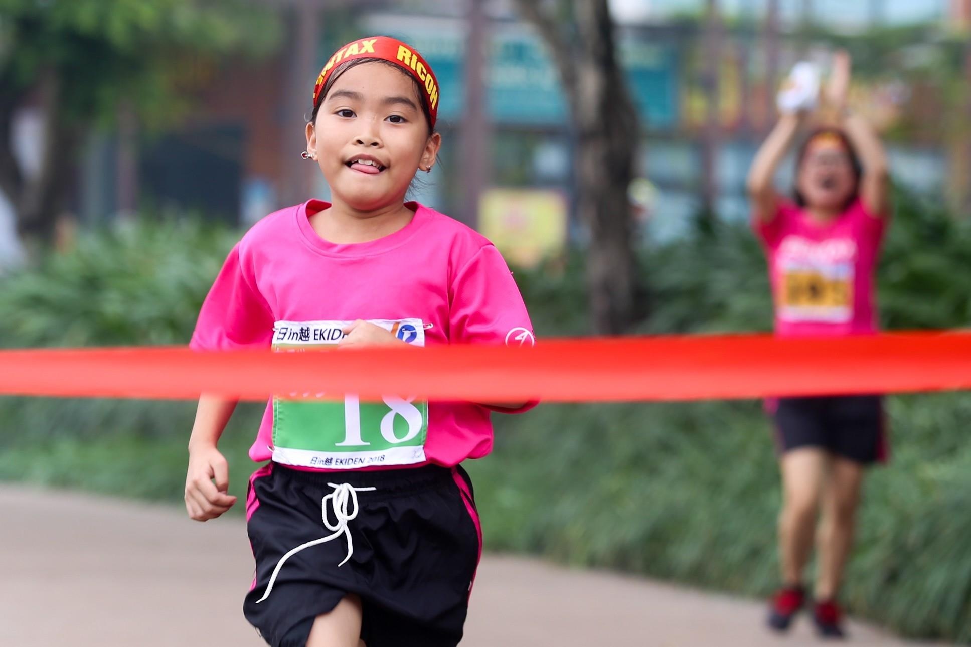 Hon 500 nguoi tham du cuoc thi chay tiep suc hinh anh