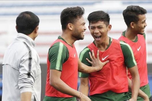 U22 Indonesia di bo den san tap vi khong co xe don hinh anh
