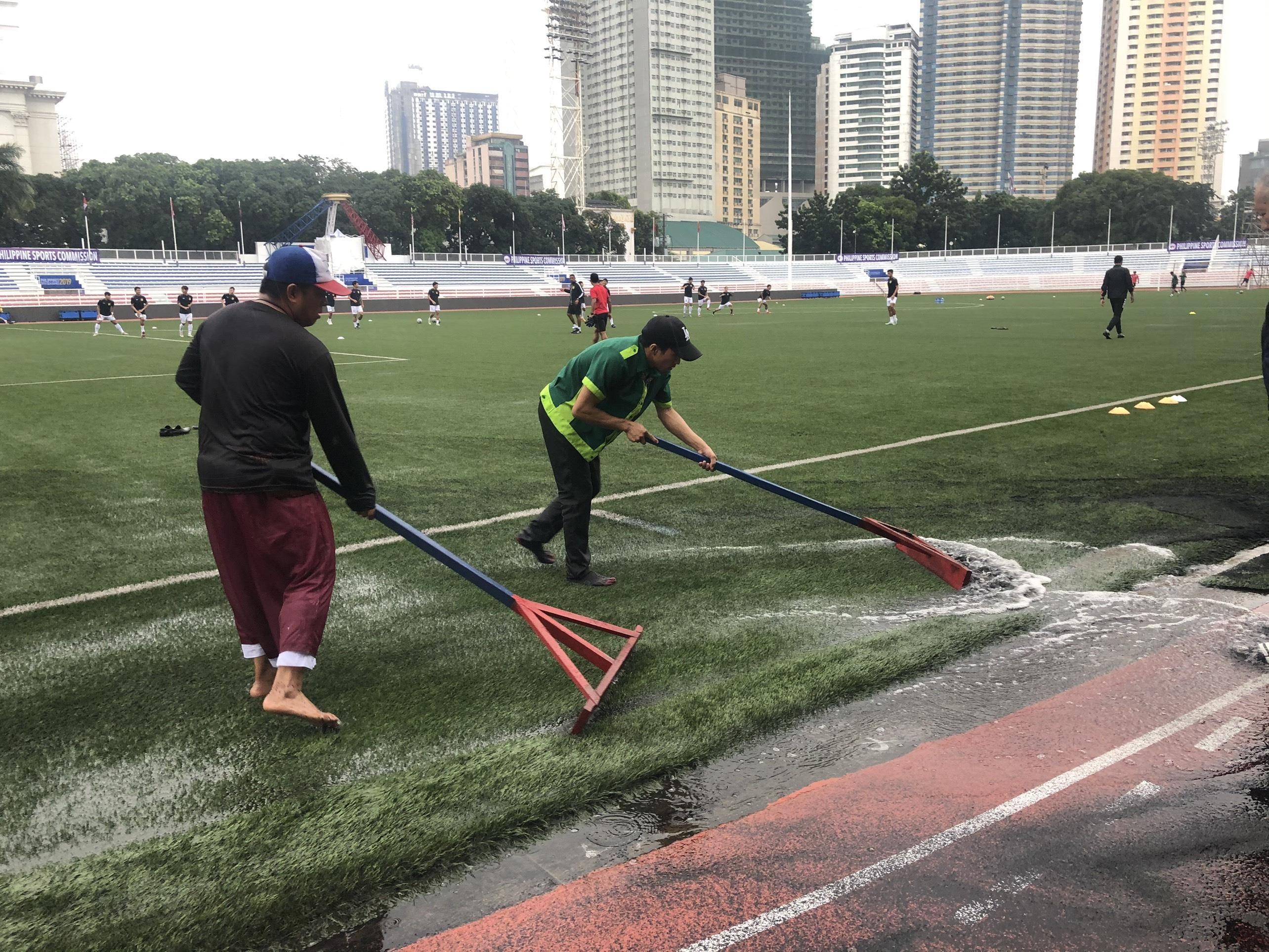 SEA Games 30: Nhan vien gat nuoc tren san dau cua U22 Viet Nam hinh anh