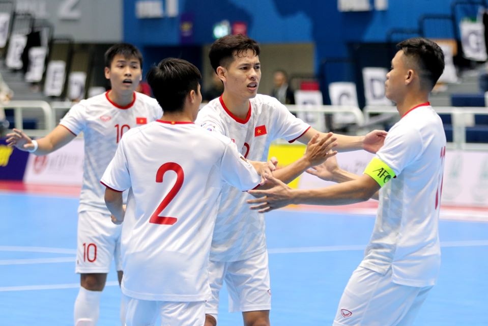 Futsal Viet Nam gianh chien thang 3-1 truoc Oman hinh anh