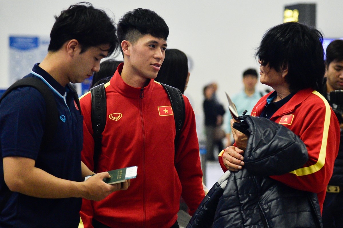 Dinh Trong trao doi cung bac si Choi truoc gio sang Han Quoc hinh anh