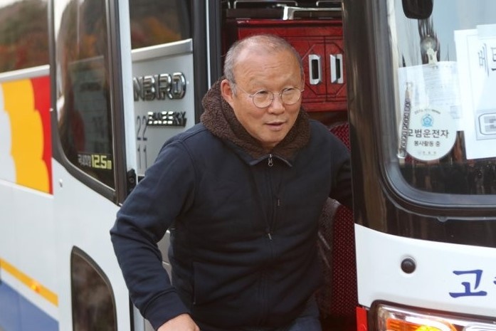 HLV Park xuc dong trong ngay tro ve que huong gap me hinh anh