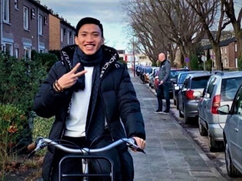 Van Hau dang anh dap xe ben Ha Lan hinh anh