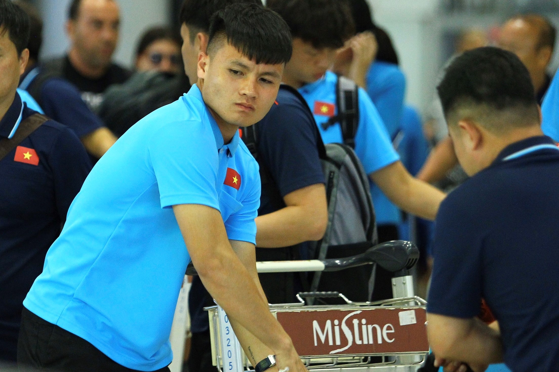 Quang Hai giup ban huan luyen lay hanh ly khi toi Thai Lan hinh anh