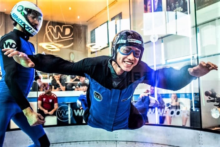 Van Hau trai nghiem cam giac bay khong trong luc hinh anh