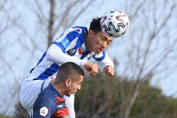 Van Hau thi dau no luc o tran thang cua Heerenveen tai Tay Ban Nha hinh anh