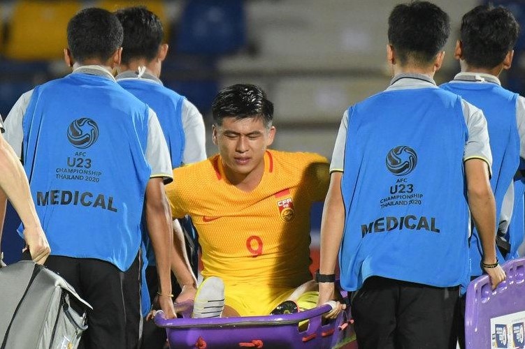 Cau thu U23 Trung Quoc khong the tiep tuc thi dau tai giai chau A hinh anh